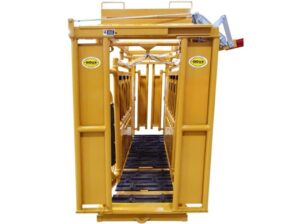Squeeze-Chute-Rubber-Floor-and-Manual-Head-Gate