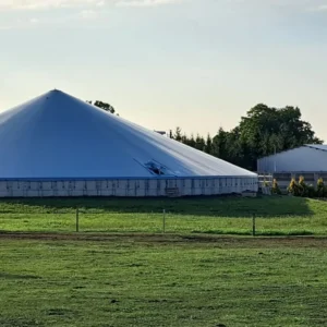 grote-grijze-spankap-op-deels-ingegraven-betonsilo-1536x1536